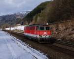 2143 044 ist am 25.12.2012 als Lz in Richtung Bruck an der Mur unterwegs. Leider schob sich gerade zum Zeitpunkt der Aufnahme in Mautstatt ein W�lkchen vor die Sonne.