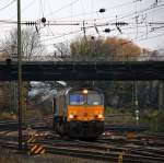 Class 66/237374/ein-nachschuss-von-der-class-66 Ein Nachschuss von der Class 66 DE6306 von DLC Railways rangiert in Aachen-West bei bei trbem Novemberwetter am 24.11.2012. 