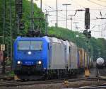 185 527-9 und 185 579-0 'Adriana' beide von Crossrail fahren mit einem Containerzug von Aachen-West nach Italien und fahren in Richtung K�ln bei der Ausfahrt in Aachen-West bei Abendstimmung am 11.5.2012.