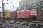 BR 145/116895/br-145-033-7-von-railion-kommt BR 145 033-7 von Railion kommt mit einem gemischten Containerzug aus Kln und fhrt in Aachen-West ein bei Nebel.
23.1.2011