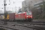BR 145/116930/br-145-033-7-von-railion-kommt BR 145 033-7 von Railion kommt mit einem gemischten Containerzug aus Kln und fhrt in Aachen-West ein bei Nebel.
23.1.2011