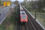 BR 145/129618/br-145-008-9-kommt-mit-einem BR 145 008-9 kommt mit einem gemischten LKW-Zug fhrt durch Bad-Honnef auf der Strecke Koblenz-Kln.
27.3.2011