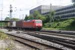 BR 145/147769/eine-145-073-2-db-kommt-mit Eine 145 073-2 DB  kommt mit einem gemischten KLV-Zug aus Richtung Kln und fhrt in  Aachen-West bei Sonne.
23.6.2011