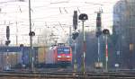 BR 145/178240/145-060-0-von-railion-kommt-mit 145 060-0 von Railion kommt mit einem KLV-Zug aus Richtung Kln und fhrt in Aachen-West ein bei Sonnenschein am 28.1.2012.