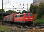 BR 151/228558/151-126-0-db-kommt-aus-richtung 151 126-0 DB kommt aus Richtung Kln mit einem Opelzug aus Rsselsheim nach Belgien und fhrt in Aachen-West ein bei Regenwetter am 3.10.2012. 