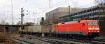 BR 152/240738/152-125-1-db-kommt-aus-richtung 152 125-1 DB kommt aus Richtung Kln mit einem Arcese-LKW-Zug aus Verona(I) nach Genk(B) und fhrt in Aachen-West ein bei Regenwetter am 16.12.2012. 