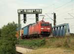 BR 152/41255/152-106-1-zieht-am-200809-einen 152 106-1 zieht am 20.08.09 einen Containerumleiter aus Waltershof ber die Sderelbbrcken Richtung Sden.
