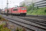 BR 155/151274/155-033-4-von-railion-kommt-mit 155 033-4 von Railion kommt mit einem Gterzug aus Richtung Kln und fhrt in Aachen-West ein bei Regenwetter.
13.7.2011