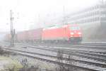 BR 185/116897/br-185-396-7-kommt-mit-ewinem BR 185 396-7 kommt mit ewinem gemischten Containerzug aus Kln und fhrt in Aachen-West ein bei Nebel.
23.1.2011