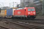 BR 185/122004/br-185-214-4-von-railion-kommt BR 185 214-4 von Railion kommt mit einem KLV-Zug aus Richtung Kln und fhrt in Aachen-West ein.
20.2.2011