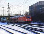 BR 185/179345/185-297-9-von-railion-kommt-bei 185 297-9 von Railion kommt bei Schnee und Sonne mit einem Autozug aus Richtung Kln und fhrt in Aachen-West ein am 5.2.2012.