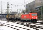 BR 185/180522/185-208-6-von-railion-kommt-mit 185 208-6 von Railion kommt mit einem Kesselzug aus Ludwigshafen-BASF nach Antwerpen-BASF und fhrt in Aachen-West ein im Schnee am 12.2.2012.
