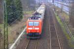 BR 185/185571/185-027-0-db-kommt-mit-einem 185 027-0 DB kommt mit einem Containerzug fhrt durch Bad Honnef auf der Strecke Kln-Koblenz bei Wolken am 17.3.2012. 
