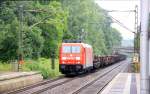BR 185/208604/185-211-0-von-railion-durchfaehrt-den 185 211-0 von Railion durchfhrt den Bahnhof Salmtal mit einem gemischten Gterzug aus Richtung Trier-Ehrang und fhrt in Richtung Koblenz bei Regenwetter am 12.7.2012. 
