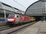 BR 189/133541/eine-br-189-065-6-von-railion Eine BR 189 065-6 von Railion und eine BR 1616 von NS Railion kommen mit einem Gterzug fahren durch Amsterdam-Centraal.
16.4.2011