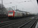 Mehrfachtraktionen/47373/die-br-185-598-0-von-veolia Die BR 185 598-0 von Veolia zieht eine kalte Class66 (CB1001) und einen Kesselwagenzug am 31.12.2009 durch Kln West.