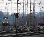 Crossrail/182093/die-class-66-de6307-von-dlc Die Class 66 DE6307 von DLC Railways steht in Aachen-West mit einem Containerzug und wartet auf die Abfahrt nach Belgien bei Abendstimmung am 21.2.2012.