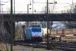 Die Cobra 2841 kommt mit einem gemischten G�terzug aus Antwerpen-Noord nach K�ln-Gremberg und f�hrt in Aachen-West bei sch�nem Sonnenschein am 27.1.2012