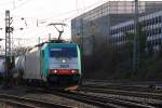 Die Cobra 2804 kommt mit einem Kesselzug aus Belgien und f�hrt in Aachen-West ein bei sch�nem Winterwetter am 27.1.2012. 
