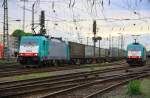 Die Cobra 2804 f�hrtr mit einem LKW-Ambrogio-Zug aus Gallarate(I) �ber K�ln nach Muizen(B) bei der Ausfahrt in Aachen-West in Richtung Montzen/Belgien und im Hintergrund steht die Cobra 2843 mit einem gemischten G�terzug und wartet auf die Abfahrt na ...