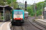 Die Cobra 2805 kommt mit belgischen Personenwagen aus Aachen- West durch Herzogenrath in Richtung M�nchengladbach bei Regenwetter am 11.5.2012. 
