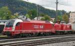 mehrfachtraktionen/34902/nachdem-die-1216-940-7-der-salzburger Nachdem die 1216 940-7, der Salzburger Lokalbahn, ihre Dieselkollegin, 2000 084-1, abgeholt hatte, setzten sich beide vor einen Containerzug. Aufgenommen am 12.10.09.